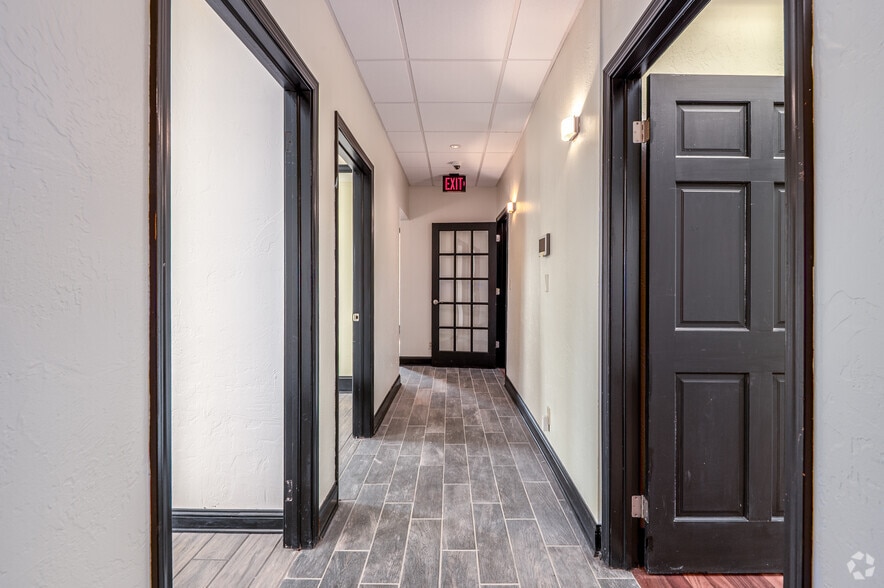 10144 N Port Washington Rd, Mequon, WI for sale - Interior Photo - Image 3 of 21