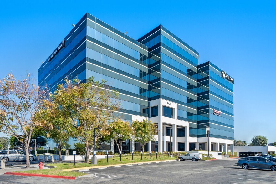 2401 E Katella Ave, Anaheim, CA à louer - Photo du bâtiment - Image 1 de 10