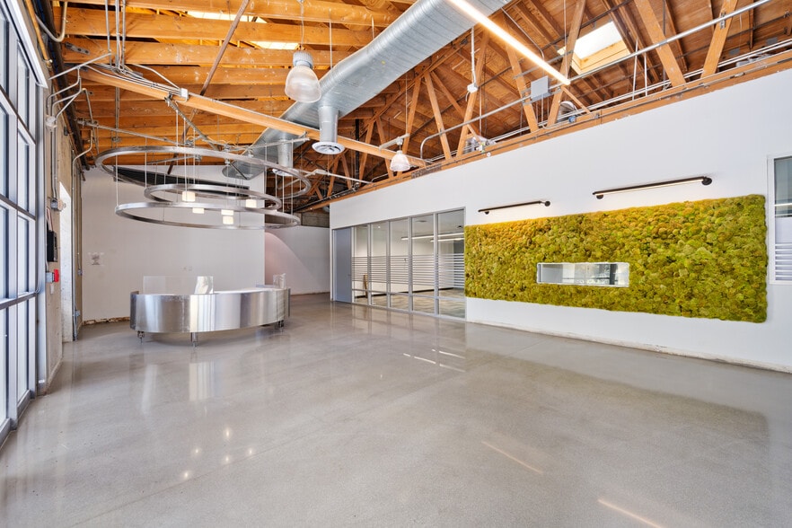 10567 Jefferson Blvd, Culver City, CA for lease - Building Photo - Image 2 of 25