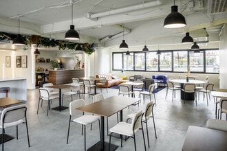 9 Boulevard Gouvion-Saint-Cyr, Paris for lease Interior Photo- Image 2 of 3