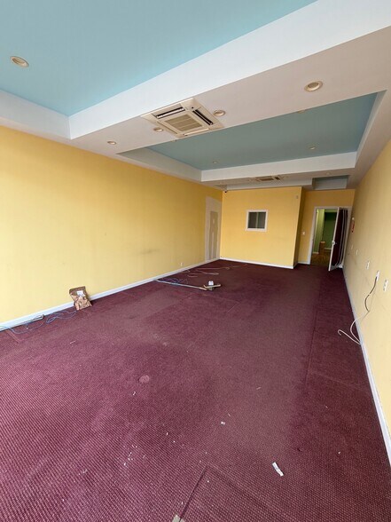 12-18 W Carver St, Huntington, NY à louer - Photo du bâtiment - Image 3 de 8