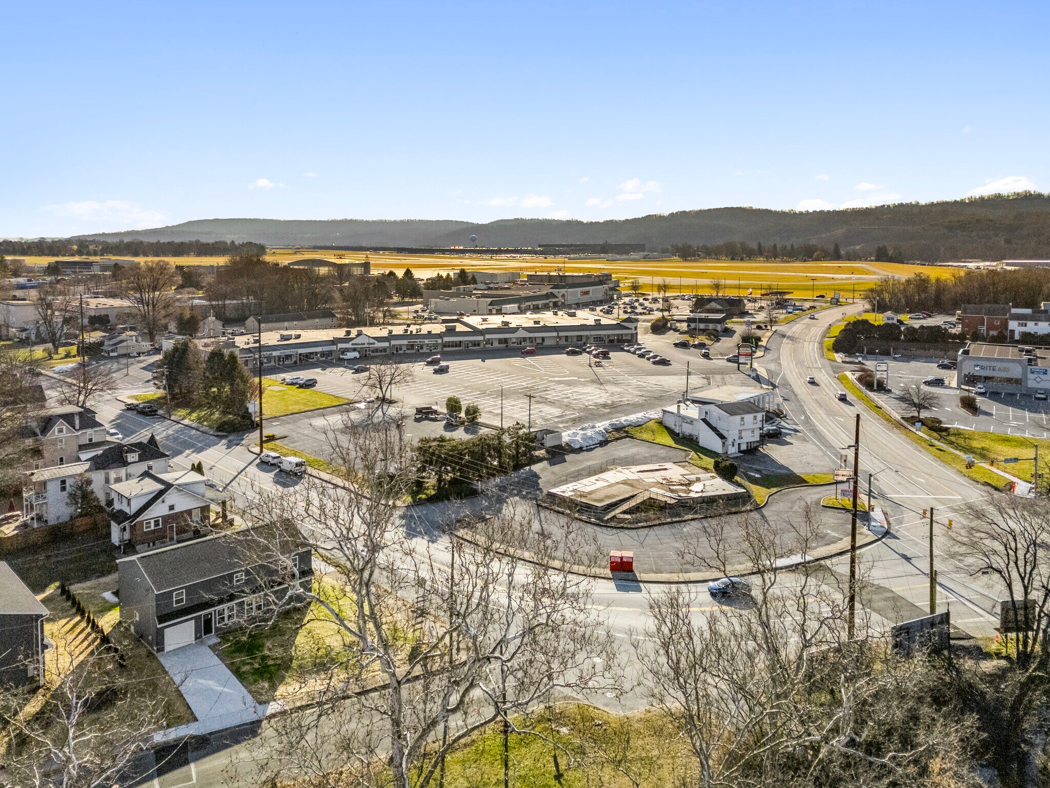 120-132 Old York Rd, New Cumberland, PA for lease Primary Photo- Image 1 of 12