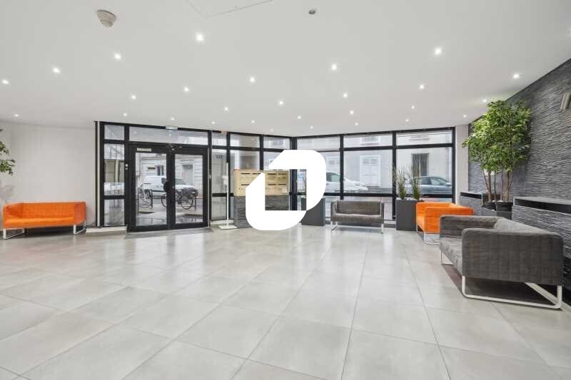 Office in Levallois Perret for lease - Lobby - Image 2 of 14