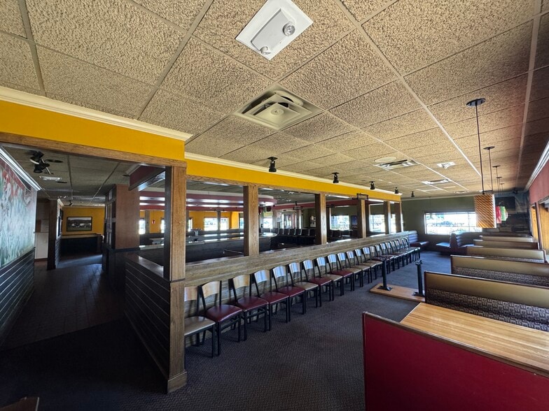 3953 W Sunset Ave, Springdale, AR for lease - Interior Photo - Image 2 of 8