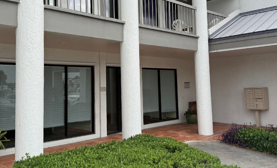 957-975 SE Federal Hwy, Stuart, FL à louer - Photo du bâtiment - Image 3 de 4