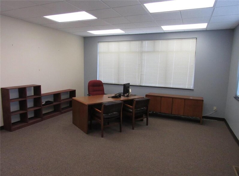 1305 Dadrian Professional Park, Godfrey, IL for lease - Interior Photo - Image 2 of 10