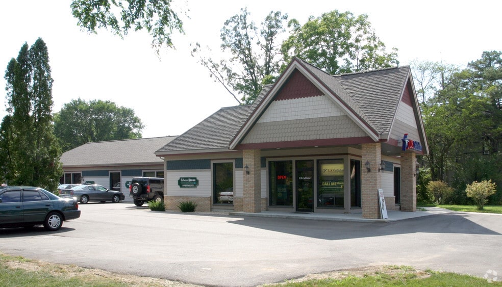 1001 Madison Ave, Fort Atkinson, WI for lease - Building Photo - Image 2 of 6