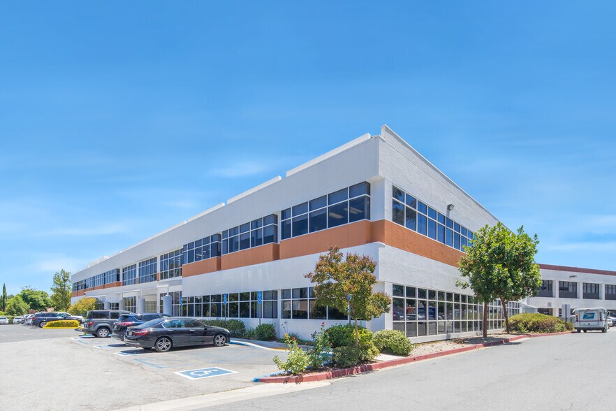 25775 McBean Pky, Valencia, CA à louer - Photo du bâtiment - Image 3 de 31