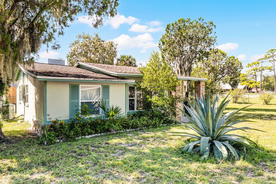 102 Orange Ave, Edgewater, FL à vendre - Photo du bâtiment - Image 3 de 20