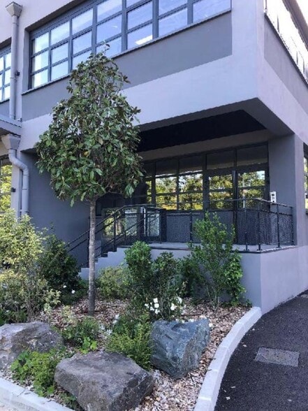 Office in Lyon for lease - Building Photo - Image 3 of 21