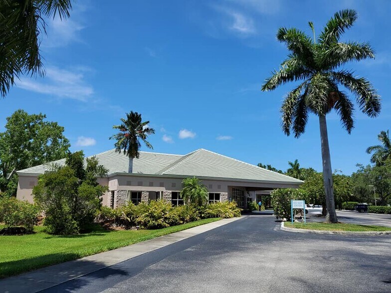 5601 21st Ave W, Bradenton, FL à louer - Photo du bâtiment - Image 3 de 27