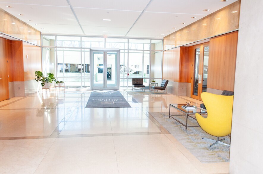 11091 Sunset Hills Rd, Reston, VA à louer - Hall d’entrée - Image 2 de 11