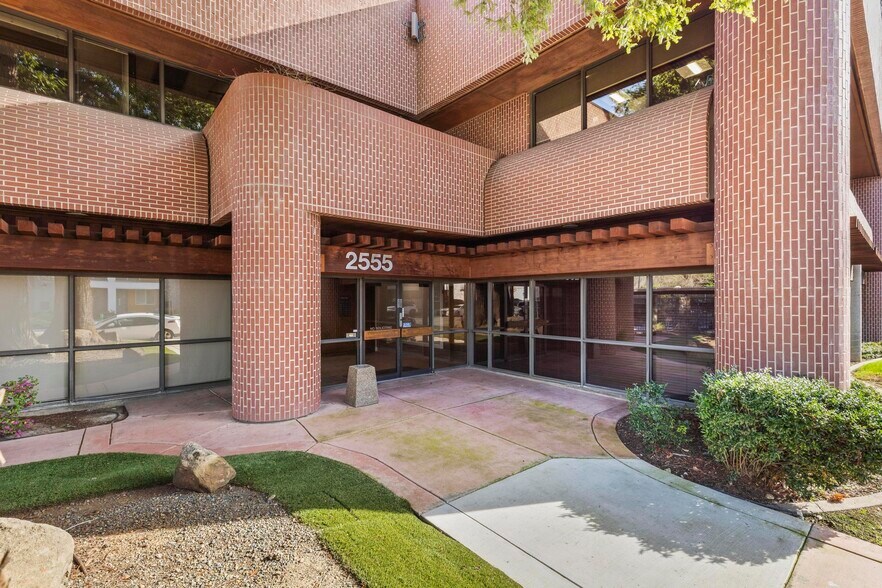 2555 3rd St, Sacramento, CA à louer - Photo du bâtiment - Image 2 de 35