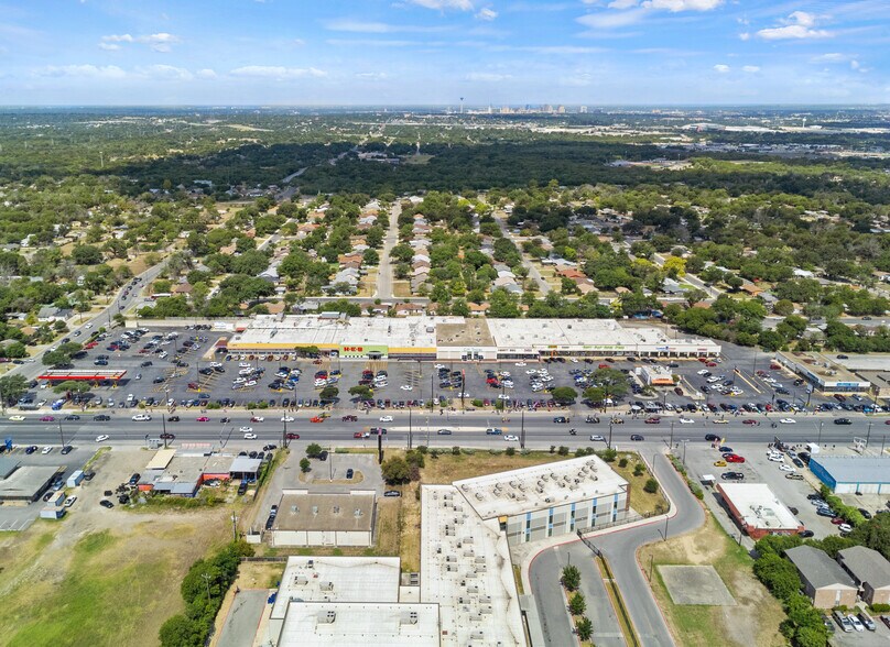 907-1015 S WW White Rd, San Antonio, TX à louer - Photo du bâtiment - Image 3 de 9