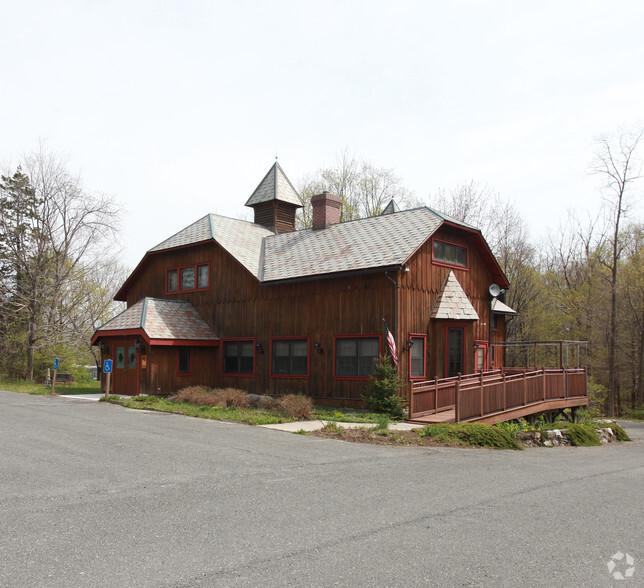 242 Pittsfield Rd, Lenox, MA for sale - Building Photo - Image 1 of 1