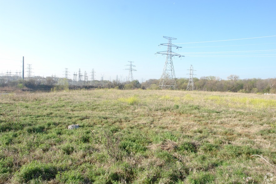 2741 N I-35e, Carrollton, TX for lease - Building Photo - Image 3 of 3