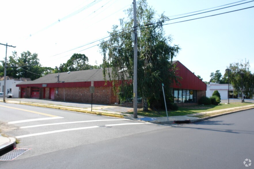 119 Newman Springs Rd E, Red Bank, NJ à vendre - Photo du bâtiment - Image 2 de 4