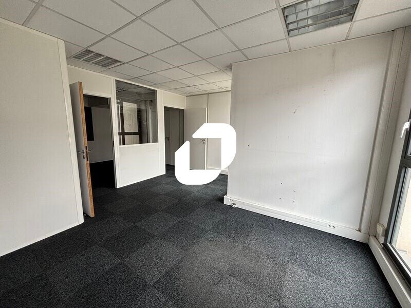 Office in Bordeaux for lease Interior Photo- Image 1 of 15