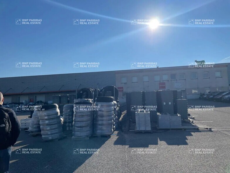 14 Avenue Maréchal Juin, Saint-Laurent-de-Mure for lease - Building Photo - Image 3 of 8