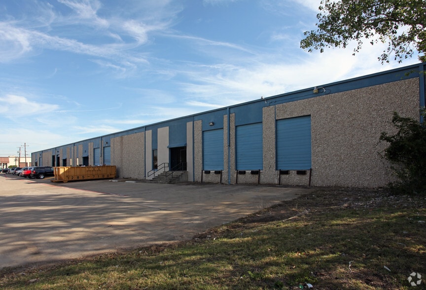 2626 Manana Dr, Dallas, TX for lease - Building Photo - Image 2 of 11