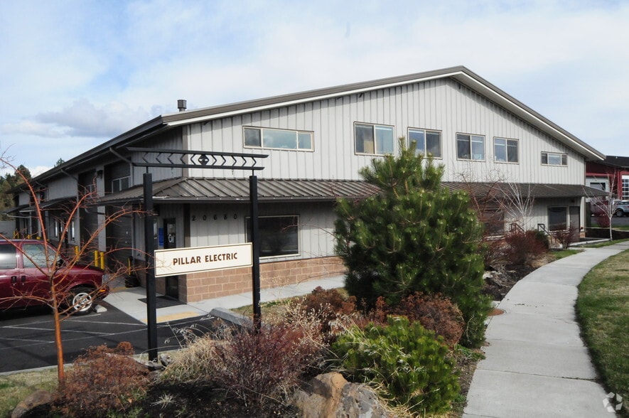 20680 Carmen Loop, Bend, OR for sale - Primary Photo - Image 1 of 5