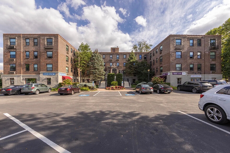 250 W Lancaster Ave, Wayne, PA for lease - Building Photo - Image 2 of 8