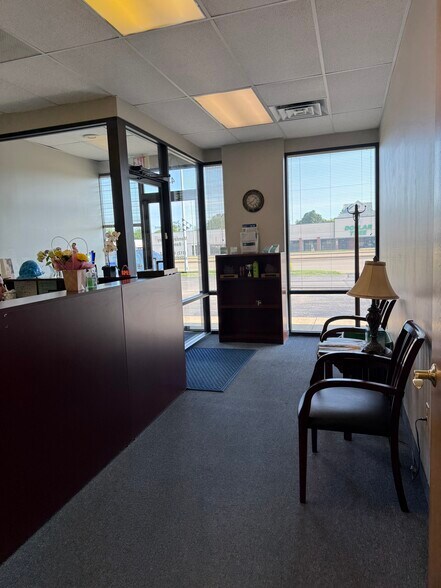 431 E Diamond Ave, Evansville, IN à louer - Hall d’entrée - Image 2 de 4
