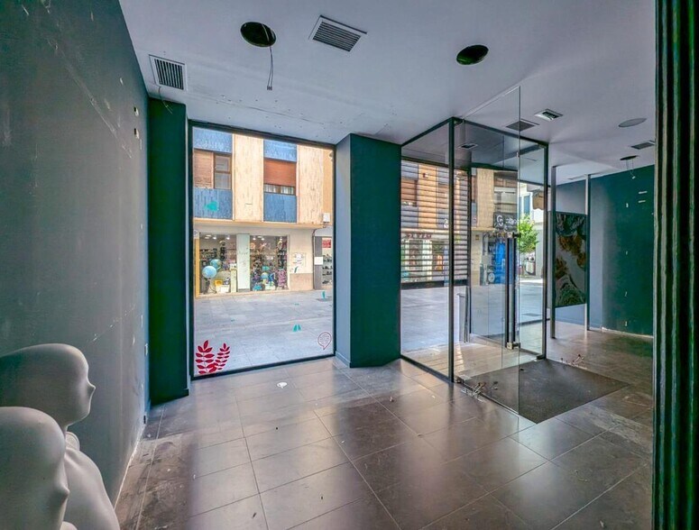Retail in Granada for sale - Lobby - Image 1 of 16
