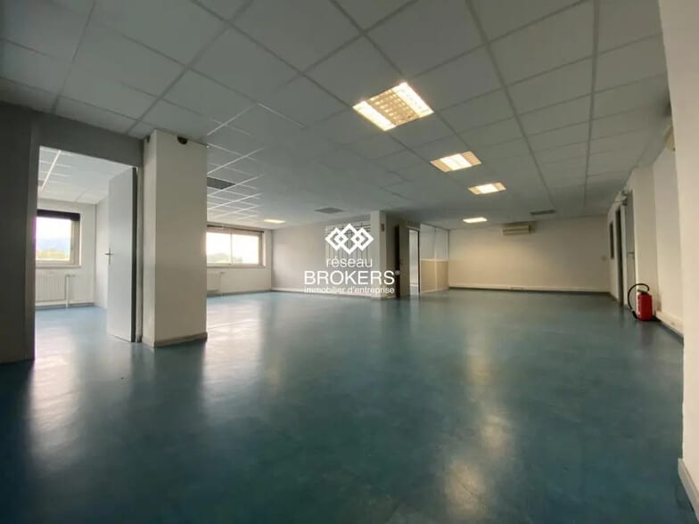 Flex in Saint-Martin-le-Vinoux for lease - Interior Photo - Image 2 of 18