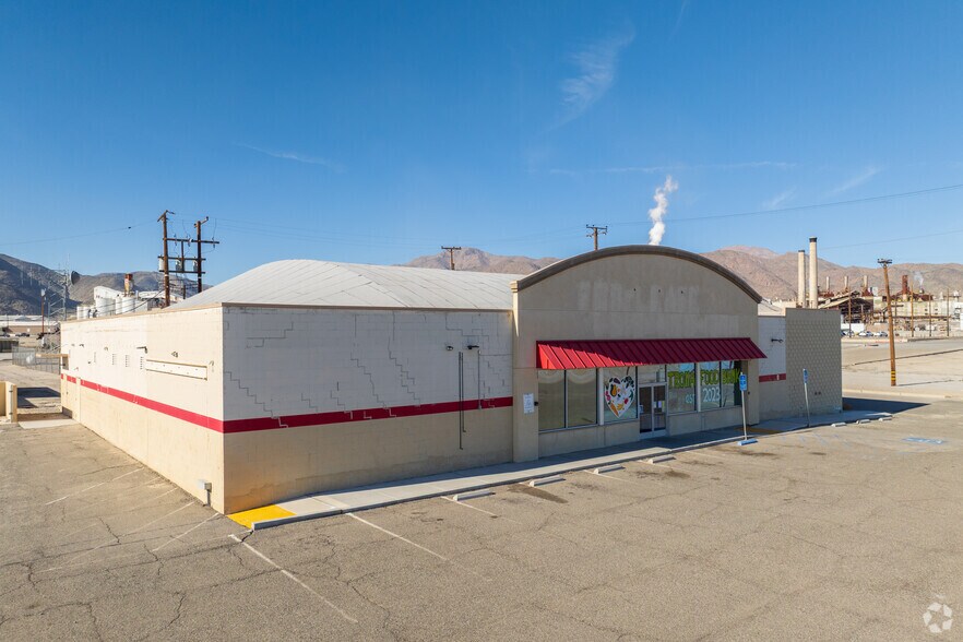 13247 Jones St, Trona, CA à vendre - Photo principale - Image 1 de 43