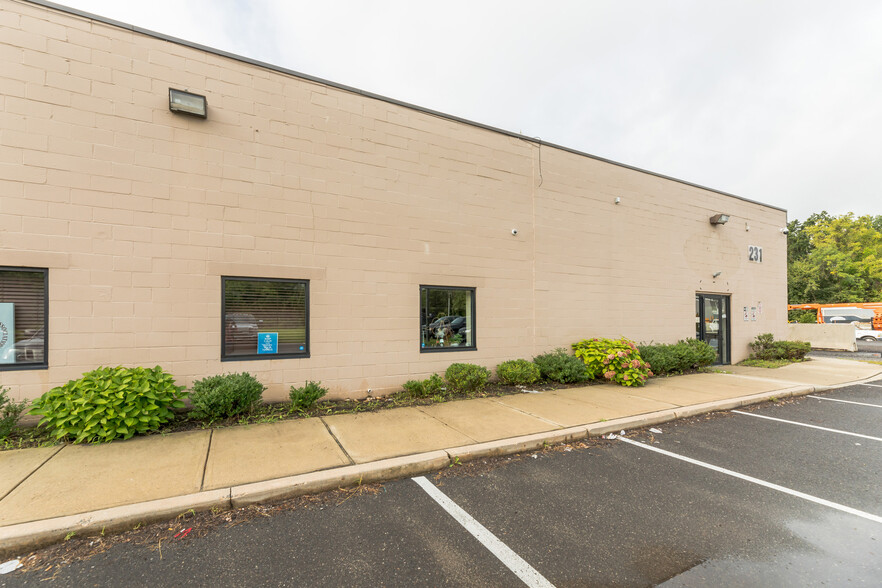 231 Bakers Basin Rd, Lawrenceville, NJ for sale - Building Photo - Image 1 of 1