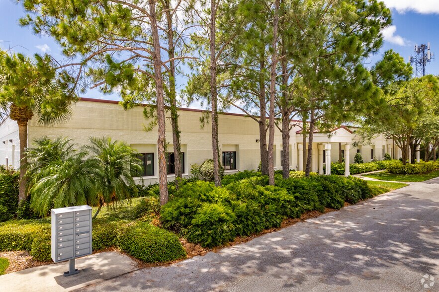 7995 114th Ave N, Largo, FL à vendre - Photo du bâtiment - Image 2 de 5