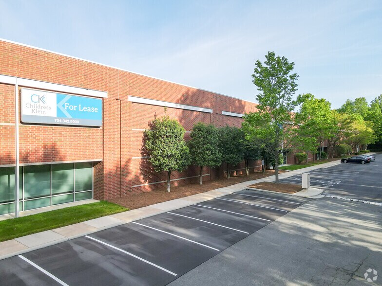 6431 Reames Rd, Charlotte, NC à louer - Photo du bâtiment - Image 2 de 4