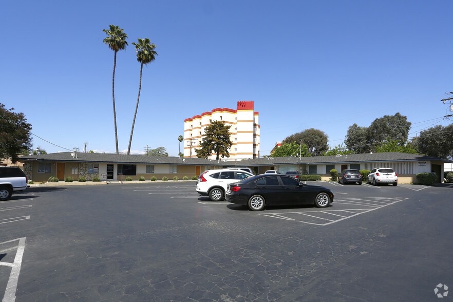 1031 E Latham Ave, Hemet, CA à louer - Photo du bâtiment - Image 2 de 6