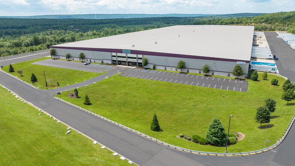 63 Green Mountain Rd, Hazleton, PA à louer - Photo du bâtiment - Image 3 de 10