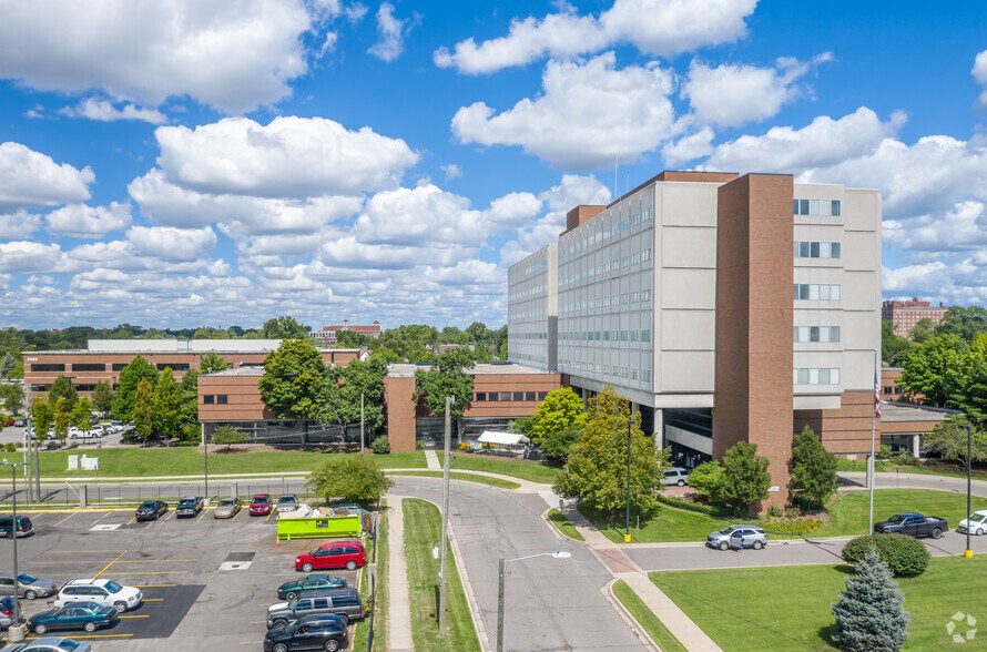 7733 E Jefferson Ave, Detroit, MI à louer - Photo du bâtiment - Image 2 de 6