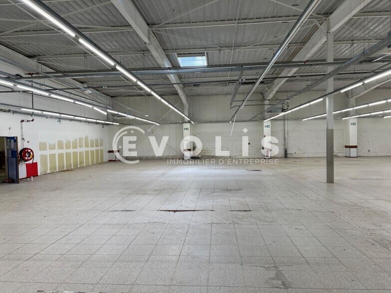 Retail in Savigny Le Temple for lease - Building Photo - Image 3 of 3