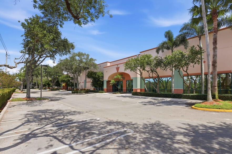 2704-2784 Executive Way, Miramar, FL à louer - Photo du bâtiment - Image 1 de 6
