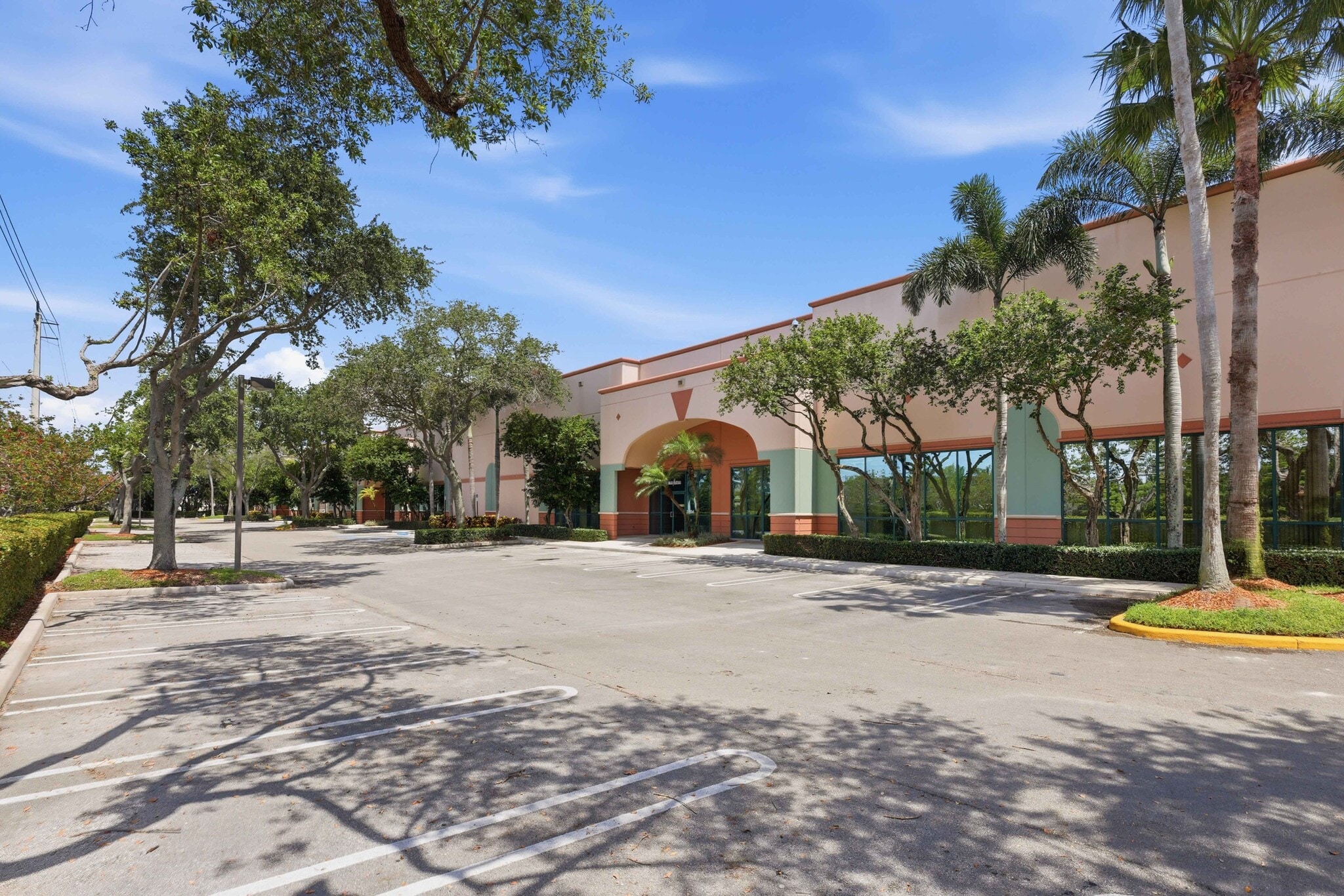2704-2784 Executive Way, Miramar, FL à louer Photo du bâtiment- Image 1 de 7
