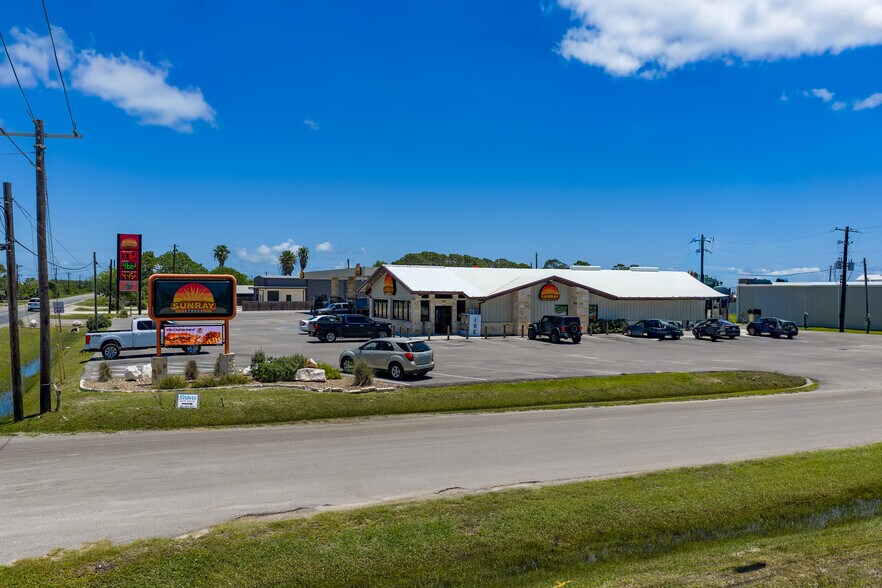C-Store Portfolio portefeuille de 2 propriétés à vendre sur LoopNet.ca - Photo du bâtiment - Image 1 de 11