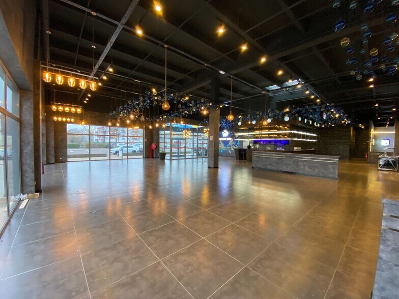 Retail in Les Mureaux for lease - Building Photo - Image 2 of 4