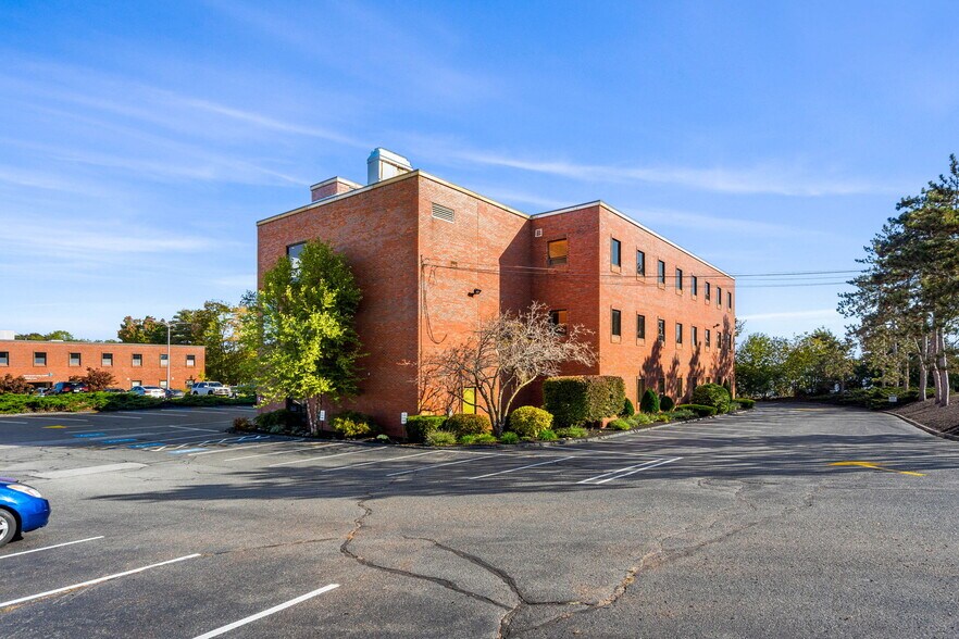 152 Sylvan St, Danvers, MA à louer - Photo du bâtiment - Image 3 de 4