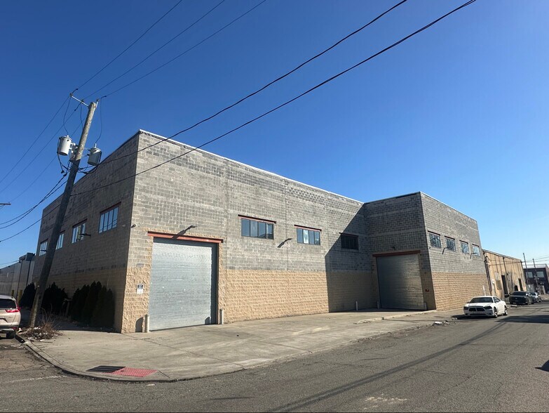 295 Governor St, Paterson, NJ à louer - Photo du bâtiment - Image 1 de 5