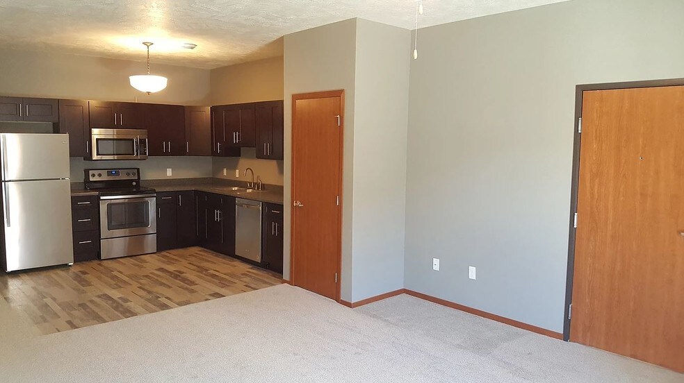 804-810 Ruud Ln, Hartford, SD à vendre - Photo intérieure - Image 2 de 9