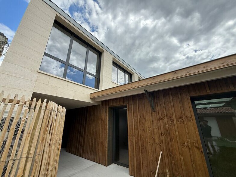Office in Bordeaux for lease - Building Photo - Image 2 of 3