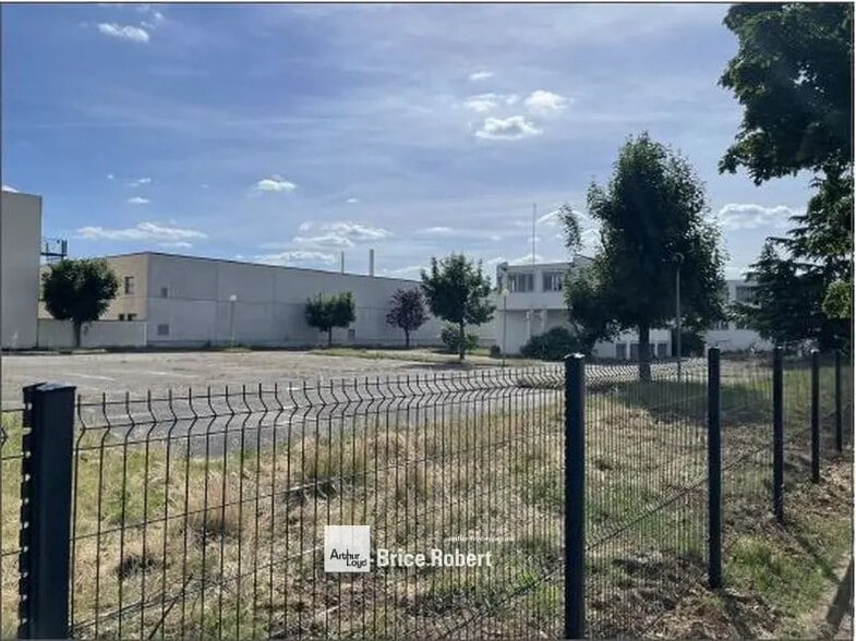 Bureau dans Chassieu à louer - Photo du bâtiment - Image 3 de 4