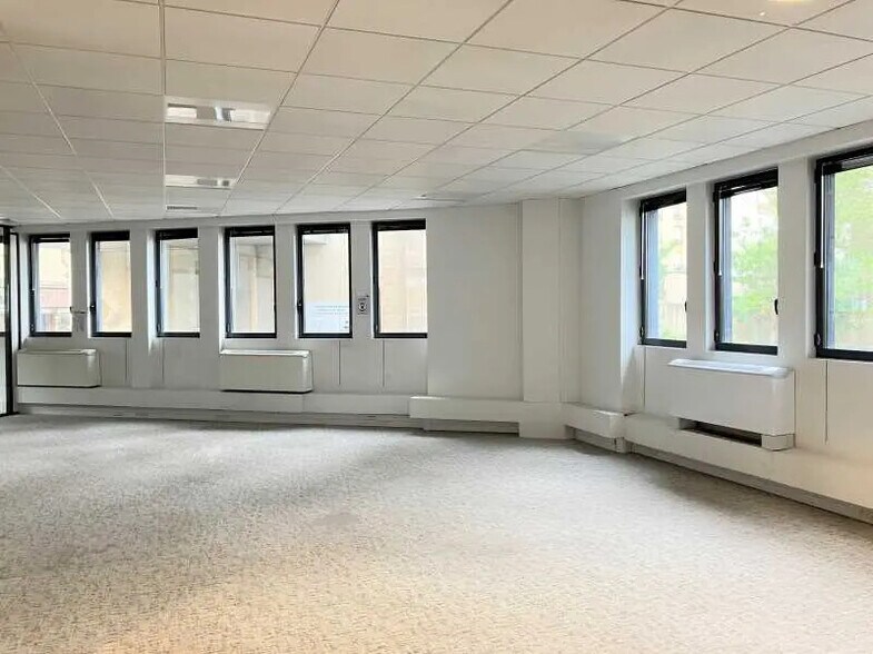 Bureau dans Clichy à louer - Photo du bâtiment - Image 2 de 8