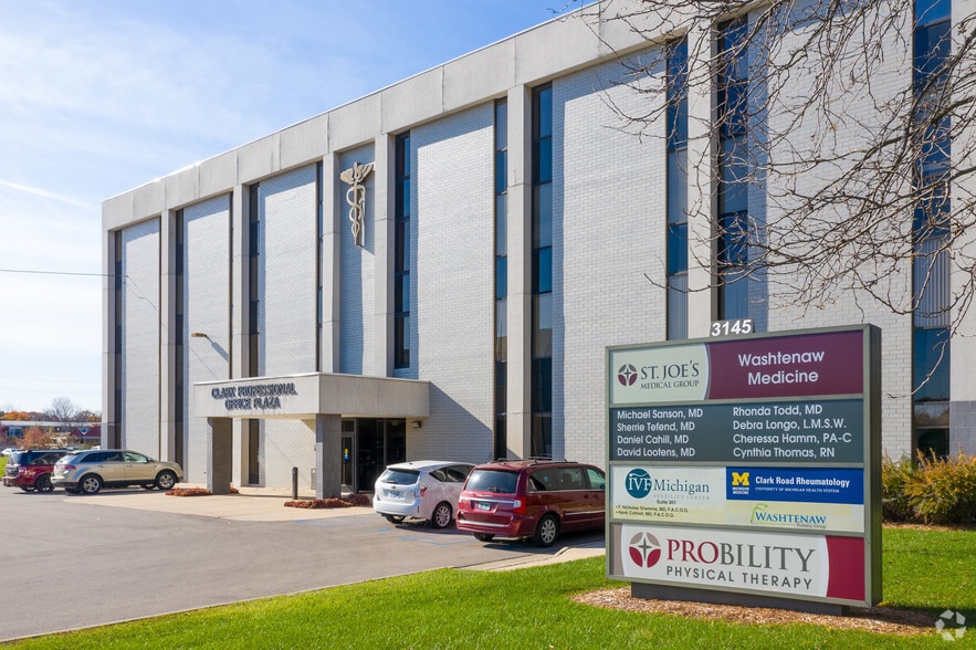 Clark Professional Office Plaza portfolio of 2 properties for sale on LoopNet.ca - Building Photo - Image 3 of 7