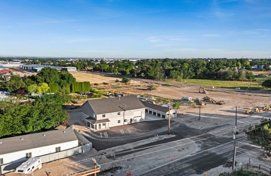 225 N Happy Valley Rd, Nampa, ID à louer - Photo du bâtiment - Image 2 de 32