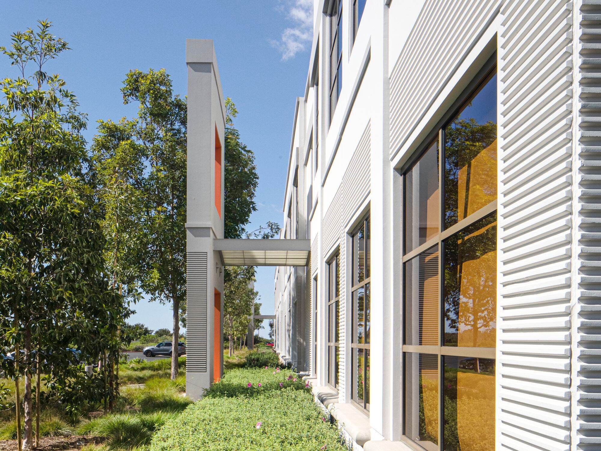 111 Academy Dr, Irvine, CA à louer Photo principale- Image 1 de 40